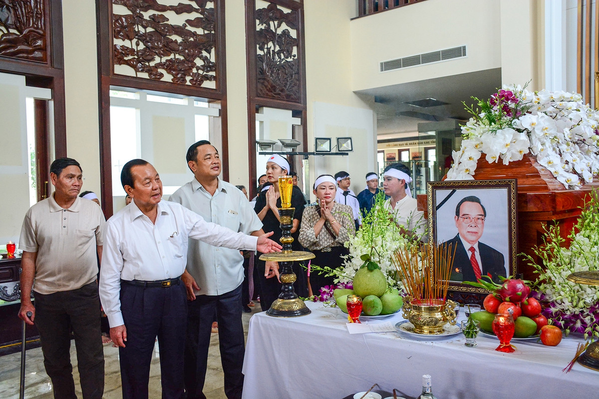 Từ rất sớm, ông Lê Thanh Hải, nguyên Bí thư Thảnh uỷ TP HCM cùng nhiều lãnh đạo đã có mặt tại nhà riêng của cố Thủ tướng để chia buồn. Ảnh: Văn Dũng