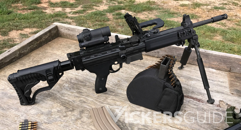 Khẩu súng máy hạng nhẹ này có trọng lượng khoảng 8 kg, nặng hơn nhiều so với các loại súng trung liên khác như RPK, RPD hiện tại trong biên chế của Quân đội Việt Nam Nguồn ảnh: Vick.