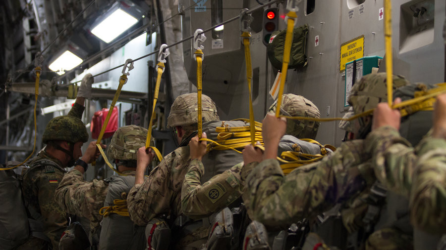 Được thành lập từ năm 1917, Sư đoàn Dù 82 là một trong những đơn vị đổ bộ đường không đầu tiên của Mỹ, đi vào hoạt động từ năm 1917 nhưng cũng từng có thời gian bị giải thể từ năm 1919 tới năm 1920 nhưng sau đó lại được tái hoạt động từ năm 1921 và duy trì tình trạng hoạt động tới tận ngày nay. Nguồn ảnh: DVIDS.