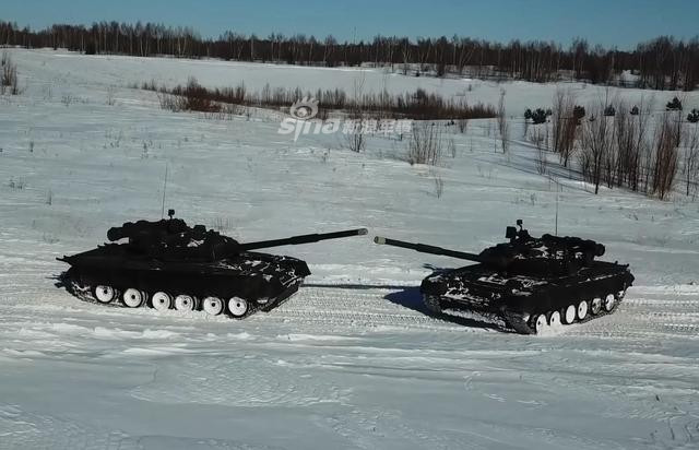 Màn tỏ tình độc đáo này được giúp sức bởi một kíp lái xe tăng T-80 đồng đội của nhân vật chính. Với nhiệm vụ vẽ ra được một hình trái tim trên mặt tuyết trắng, cả hai phải phối hợp cực kỳ ăn ý. Nguồn ảnh: Sina.