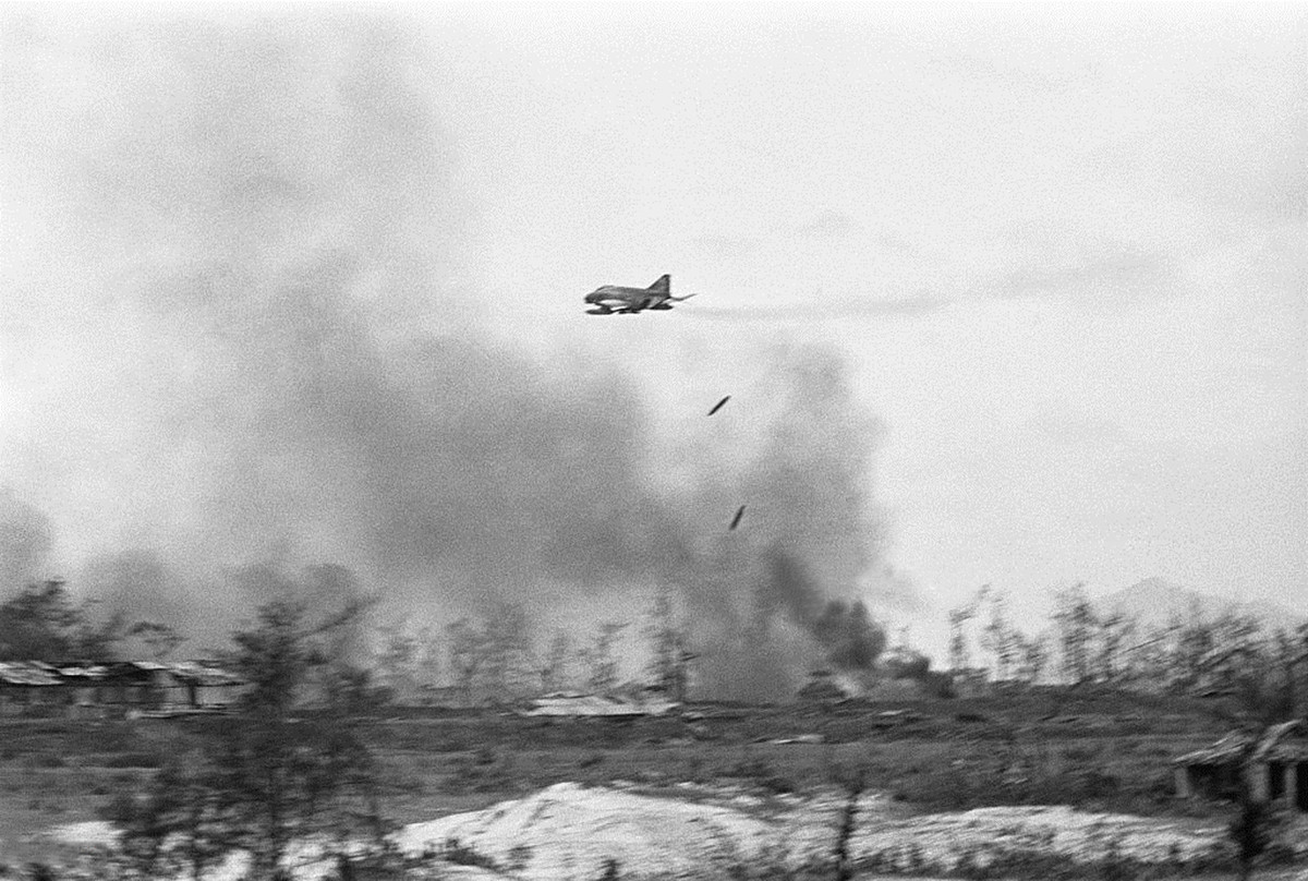 Kèm theo đó là khoảng 1.000 xe tăng và xe thiết giáp cùng hàng trăm máy bay và trực thăng của phía Mỹ và chư hầu bị bắn rơi. Chưa kể, hàng chục tàu chiến, xuồng vũ trang cỡ lớn của Mỹ và Sài Gòn cũng bị đánh chìm trong toàn chiến dịch. Nguồn ảnh: Flickr.