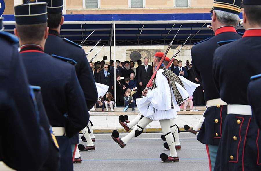 Lực lượng cảnh binh của Hy Lạp với trang phục truyền thống tham gia cuộc duyệt binh. Đây là một trong những lực lượng có tuổi đời lớn nhất trong quân đội của quốc gia này. Nguồn ảnh: Sina.