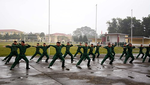 Bằng quyết tâm, nỗ lực của bản thân và sự ân cần hướng dẫn, chỉ bảo, giúp đỡ của đội ngũ cán bộ các cấp, các chiến sĩ mới Lữ đoàn 139 thuộc Binh chủng Thông tin liên lạc đã dần thích nghi với môi trường huấn luyện, rèn luyện, sống có kỷ luật. Hình ảnh các chiến sĩ tân binh luyện tập 4 bài thể dục buổi sáng.