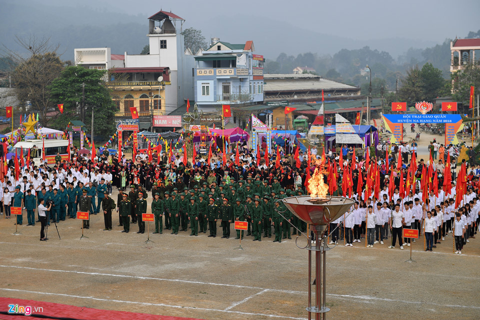 Sáng 5/3, huyện Na Hang (Tuyên Quang) rộn ràng không khí tòng quân cùng cả nước, giao quân, tiễn thanh niên lên đường nhập ngũ.