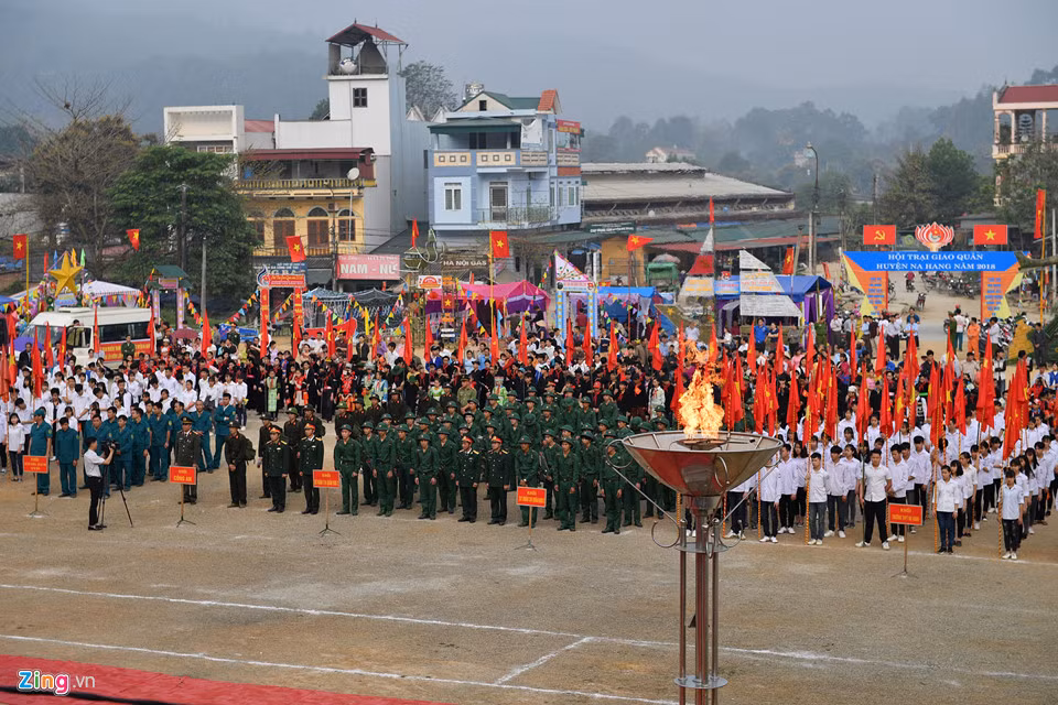 Sáng 5/3, huyện Na Hang (Tuyên Quang) rộn ràng không khí tòng quân cùng cả nước, giao quân, tiễn thanh niên lên đường nhập ngũ.