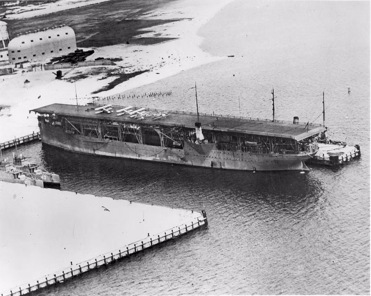 Tàu được vũ trang với 4 pháo 102 mm và 4 pháo 127 mm. Lúc này, học thuyết tàu sân bay của Mỹ vẫn còn rất sơ khai nên ngay cả tàu sân bay cũng được mang theo pháo lớn tới như vậy. Nguồn ảnh: History.