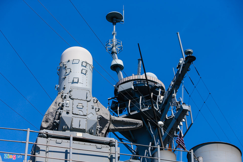 Vũ khí phòng thủ trên Lake Champlain gồm 2 hệ thống phòng thủ tầm cực gần Plalanx CIWS, 6 nòng 20 mm. Nó được trang bị tích hợp radar điều khiển hỏa lực có thể tác chiến độc lập so với radar của tàu mẹ. Phalanx có tốc độ bắn tới 5.000 viên/phút có thể đánh chặn máy bay tầm thấp, tên lửa và vũ khí dẫn đường của đối phương nhắm vào tàu.