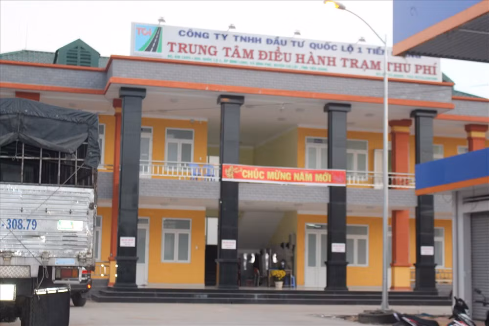 Trung tâm điều hành Trạm thu phí BOT Cai Lậy chiều tối vẫn sáng đèn.