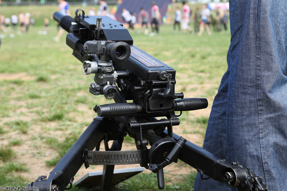 Giá ba chân của AGS-17 có khả năng có định góc bắn, điều chỉnh góc bắn cứng của súng và nâng góc lên cao khoảng 70 độ để chuyển từ bắn thẳng sang bắn cầu vòng, bắn qua vật cản. Nguồn ảnh: Zhave.