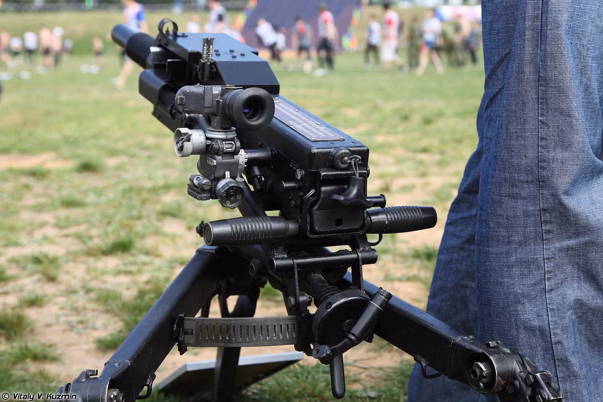 Giá ba chân của AGS-17 có khả năng có định góc bắn, điều chỉnh góc bắn cứng của súng và nâng góc lên cao khoảng 70 độ để chuyển từ bắn thẳng sang bắn cầu vòng, bắn qua vật cản. Nguồn ảnh: Zhave.