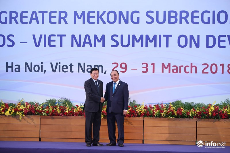 Thủ tướng Nguyễn Xuân Phúc đón Thủ tướng Lào Thongloun Sisoulith.