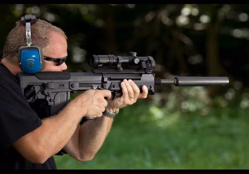 Đi kèm với súng là hộp tiếp đạn loại 10 viên hoặc 20 viên. Súng cũng có khả năng gắn được giảm thanh hoặc ống giảm giật ở phía đầu nòng tùy thuộc vào mục đích sử dụng. Nguồn ảnh: Tube.