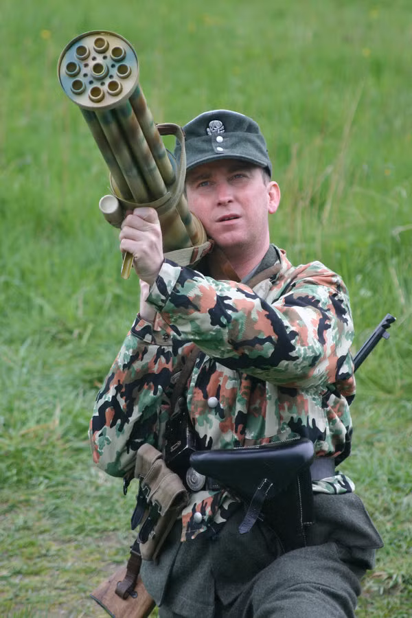 Phiên bản phổ biến nhất của tên lửa vác vai Fliegerfaust được sử dụng trong trận chiến Berlin là loại được trang bị 9 nòng, mỗi nòng có kích cỡ 20mm. Các tên lửa phản lực cỡ nhỏ 20mm được bắn ra từ khẩu súng này sẽ không bay theo đường thẳng mà bay lượn tứ tung do chúng không có cánh đuôi để dẫn hướng. Nguồn ảnh: Flickr.