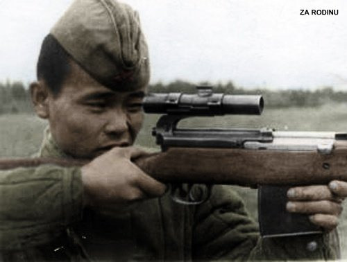 Công bằng mà nói, SVT-40 của Liên Xô và M1 Garand của Mỹ có phần tương đồng. Duy chỉ có một điểm thua thiệt của khẩu SVT-40 đó là nó có hộp đạn gắn ngoài, làm súng cồng kềnh hơn. Nguồn ảnh: Rodinu.