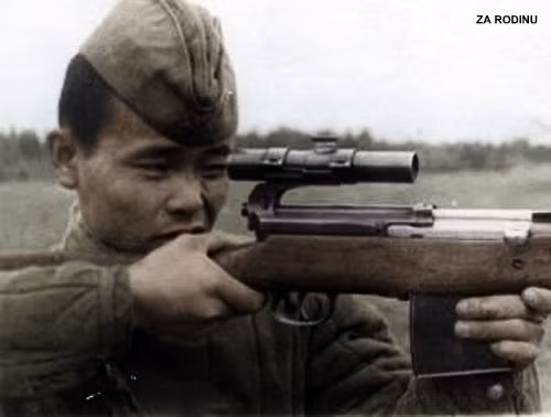 Công bằng mà nói, SVT-40 của Liên Xô và M1 Garand của Mỹ có phần tương đồng. Duy chỉ có một điểm thua thiệt của khẩu SVT-40 đó là nó có hộp đạn gắn ngoài, làm súng cồng kềnh hơn. Nguồn ảnh: Rodinu.