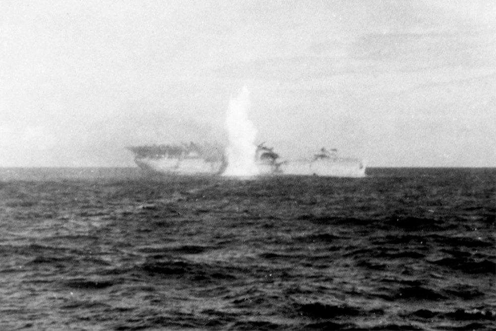 Ngày 27/2/1942 chính thức là ngày tàu sân bay Langley bị nhấn chìm dưới lòng đại dương. Thực tế, do chịu hư hỏng quá nặng từ phía Nhật, tàu USS Langley đã bị các tàu hộ tống đánh chìm để tránh việc bị rơi vào tay quân Nhật. Nó bị xóa đăng bạ ngày 8/5/1942. Nguồn ảnh: Wiki.