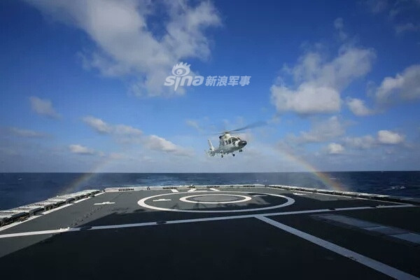 Trong đó có hai tàu chiến của Trung Quốc đều có khả năng mang theo máy bay trực thăng. Nguồn ảnh: Sina.