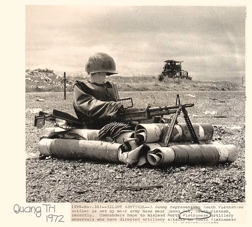 Hình nộm được dựng lên giữa chiến trường để đánh lừa trinh sát của ta. Nguồn ảnh: Flickr.