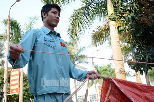 Nhân viên gấp vòm dù của một chiếc dù loại UT15. Đây là dù dành cho vận động viên có trình độ nhảy dù cao.