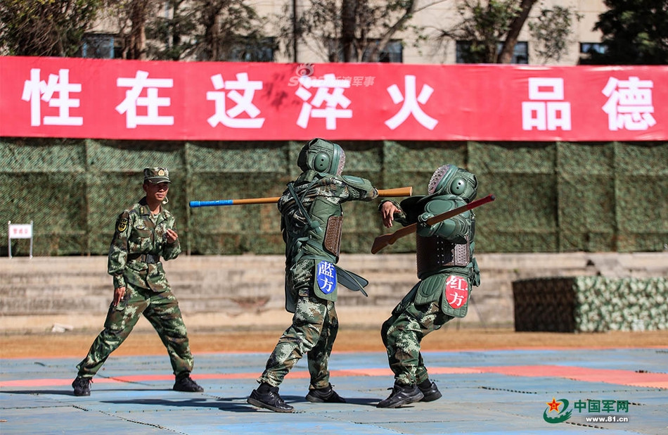 Mặc dù đều được trang bị giáp đầy người không khác gì các chiến binh thời trung cổ, tuy nhiên những màn cận chiến này đều không tránh khỏi bầm dập cho cả hai bên tham gia khi họ đều tung ra các đòn đánh thật. Nguồn ảnh: 81cn.