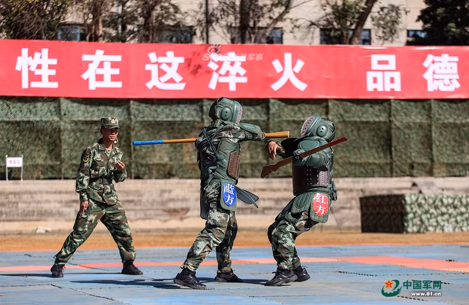 Mặc dù đều được trang bị giáp đầy người không khác gì các chiến binh thời trung cổ, tuy nhiên những màn cận chiến này đều không tránh khỏi bầm dập cho cả hai bên tham gia khi họ đều tung ra các đòn đánh thật. Nguồn ảnh: 81cn.