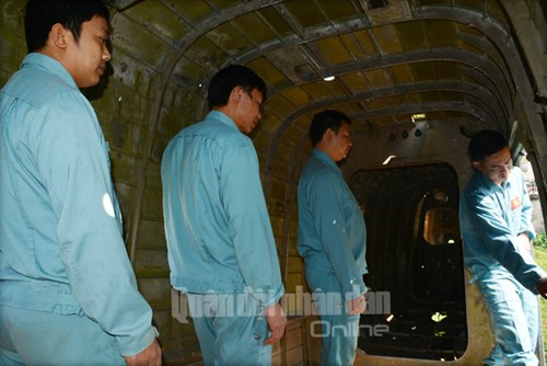 Bên trong khoang máy bay An-2 trong giai đoạn huấn luyện phương pháp ra máy bay.