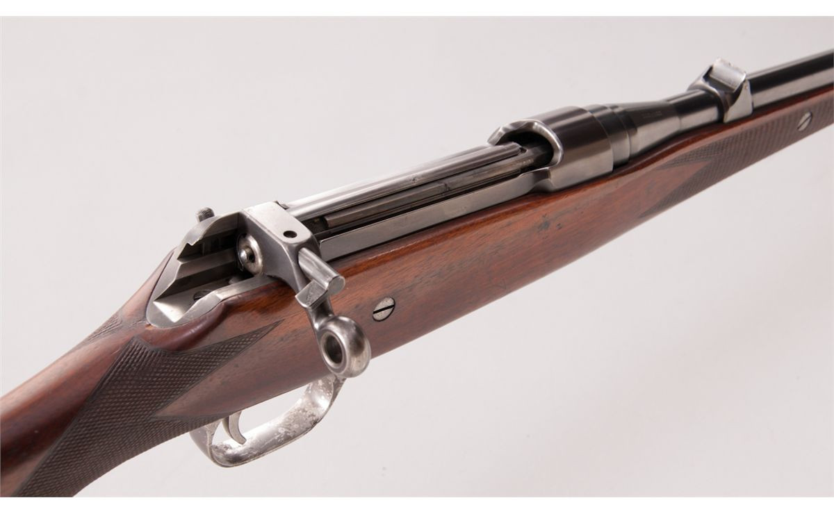 Tuy nhiên, một lỗi trong thiết kế đã biến sự kỳ vọng thành nỗi ám ảnh với mỗi binh lính khi được phát khẩu Ross. Đó là thiết kế lỗi cơ chế nắp hộp khóa nòng không kín. Nguồn ảnh: Tube.