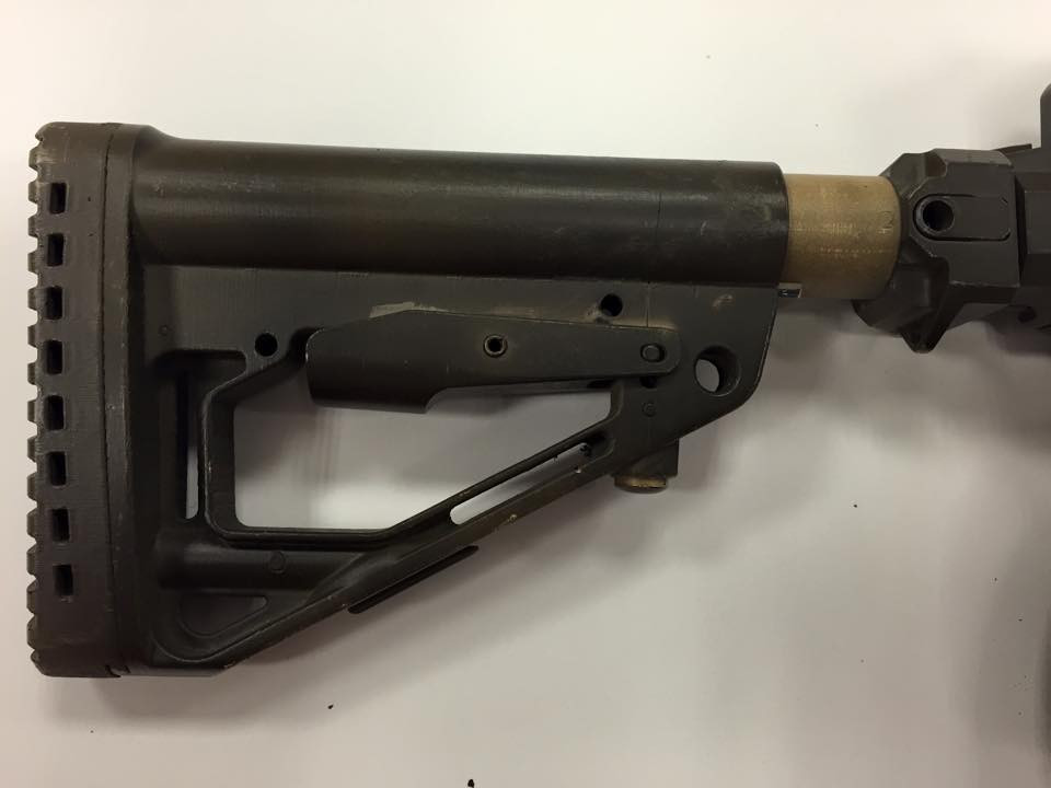 Báng cầm tay có khả năng chỉnh cho gập gọn lại và cũng có khả năng chỉnh độ dài - ngắn giúp người lính có tư thế bắn phù hợp với thể trạng nhất. Nguồn ảnh: Larry Vickers.