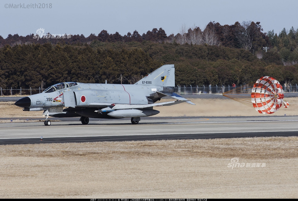 Dự tính những chiếc F-4 có tuổi đời gần nửa thế kỷ này sẽ tiếp tục được phục vụ trong lực lượng Phòng vệ Trên không Nhật Bản thêm vài năm nữa trước khi được thay thế hoàn toàn. Nguồn ảnh: Sina.