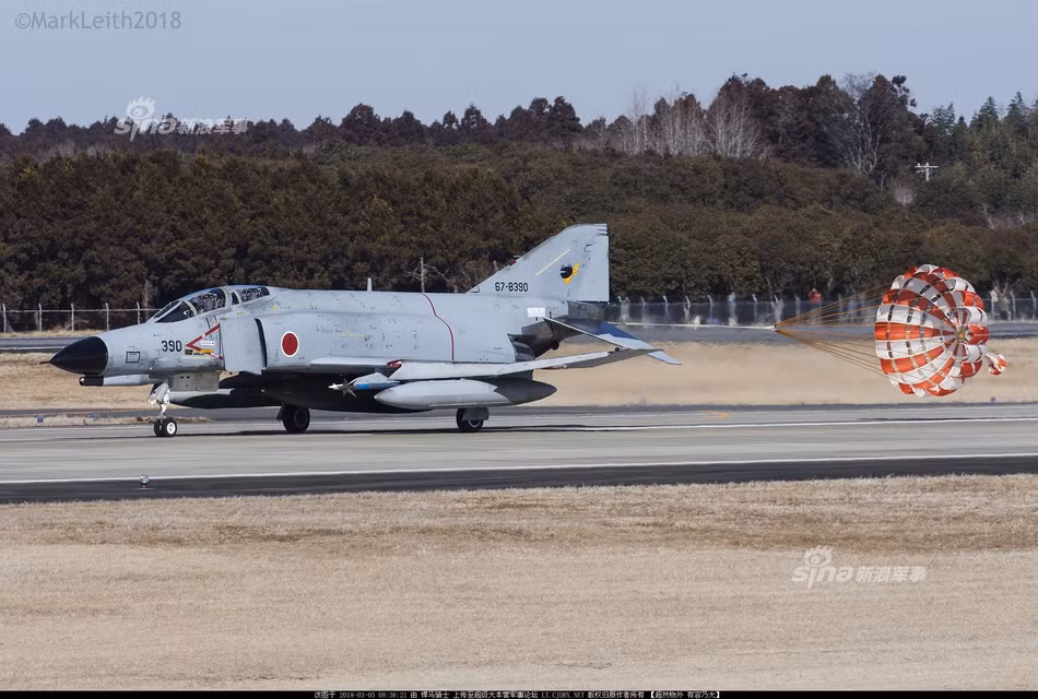 Dự tính những chiếc F-4 có tuổi đời gần nửa thế kỷ này sẽ tiếp tục được phục vụ trong lực lượng Phòng vệ Trên không Nhật Bản thêm vài năm nữa trước khi được thay thế hoàn toàn. Nguồn ảnh: Sina.