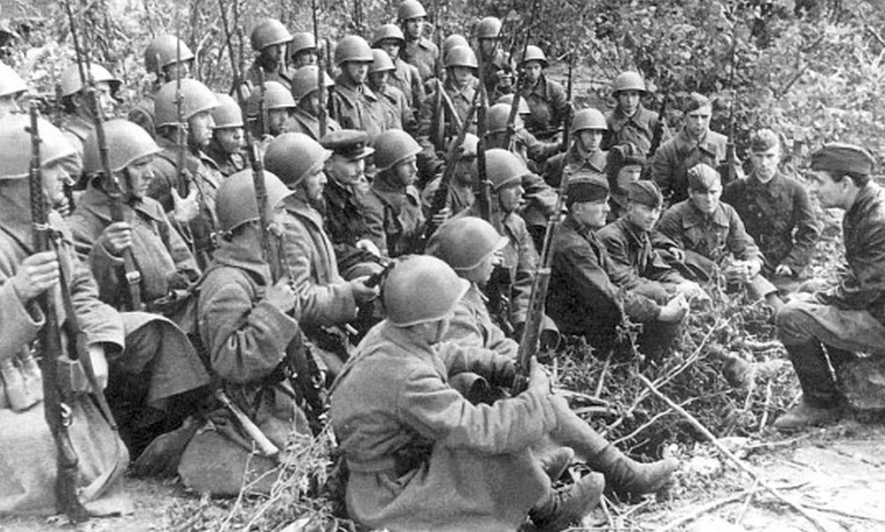 Sử dụng hộp tiếp đạn chỉ 10 viên, khẩu súng trường bán tự động này cung cấp hỏa lực đủ mạnh cho binh lính nhưng cũng có độ nhỏ gọn nhất định, cho phép người lính nằm bắn một cách dễ dàng. Nguồn ảnh: Veteran.