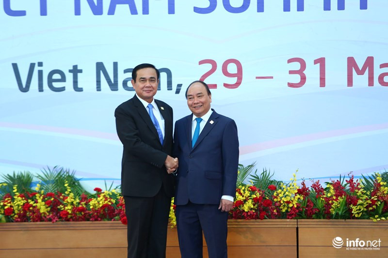 Thủ tướng Nguyễn Xuân Phúc đón Thủ tướng Vương quốc Thái Lan Prayuth Chan-ocha.