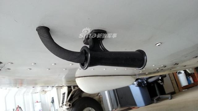 Các ống dẫn được nối trực tiếp xuống phần dưới thân phi cơ, xả thẳng chất thải ra ngoài. Tuy nhiên, với các máy bay phản lực ngày nay, các hệ thống này đã được bỏ đi để tiết kiệm tối đa không gian thiết kế. Nguồn ảnh: Sina.