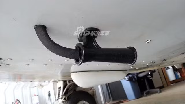 Các ống dẫn được nối trực tiếp xuống phần dưới thân phi cơ, xả thẳng chất thải ra ngoài. Tuy nhiên, với các máy bay phản lực ngày nay, các hệ thống này đã được bỏ đi để tiết kiệm tối đa không gian thiết kế. Nguồn ảnh: Sina.