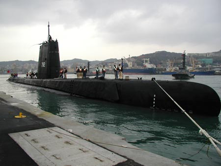 Hai tàu ngầm này thực chất là tàu ngầm do Hải quân Mỹ thiết kế và đóng theo lớp Tench từ thời Chiến tranh Thế giới thứ 2. Nguồn ảnh: Submarine.