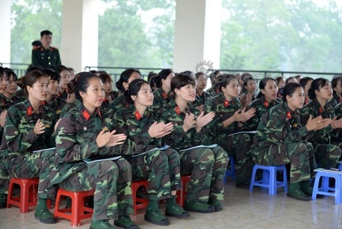 Có người còn nhận xét rằng, các nữ quân nhân của Việt Nam mỗi người có một vẻ đẹp khác nhau và có một nét riêng biệt dù rằng từ quân phục tới đầu tóc phần lớn họ đều giống nhau y hệt. Nguồn ảnh: Sina.