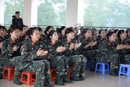 Có người còn nhận xét rằng, các nữ quân nhân của Việt Nam mỗi người có một vẻ đẹp khác nhau và có một nét riêng biệt dù rằng từ quân phục tới đầu tóc phần lớn họ đều giống nhau y hệt. Nguồn ảnh: Sina.