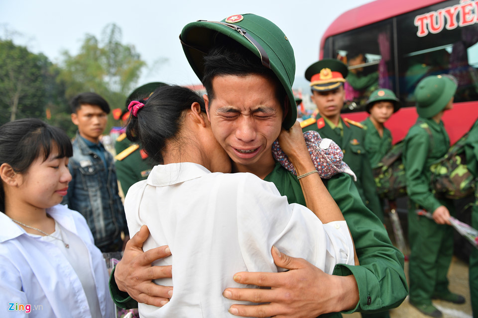Cái ôm của những người con tạm biệt mẹ lên đường làm nghĩa vụ công dân, bảo vệ Tổ quốc.