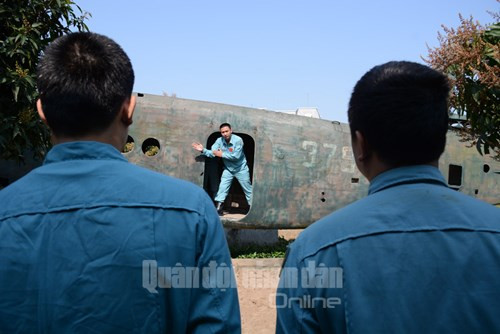 Tại khu luyện tập thực hành của Trung tâm, có một chiếc máy bay An-2 được tháo cánh, phục vụ cho lính dù huấn luyện động tác ra máy bay.