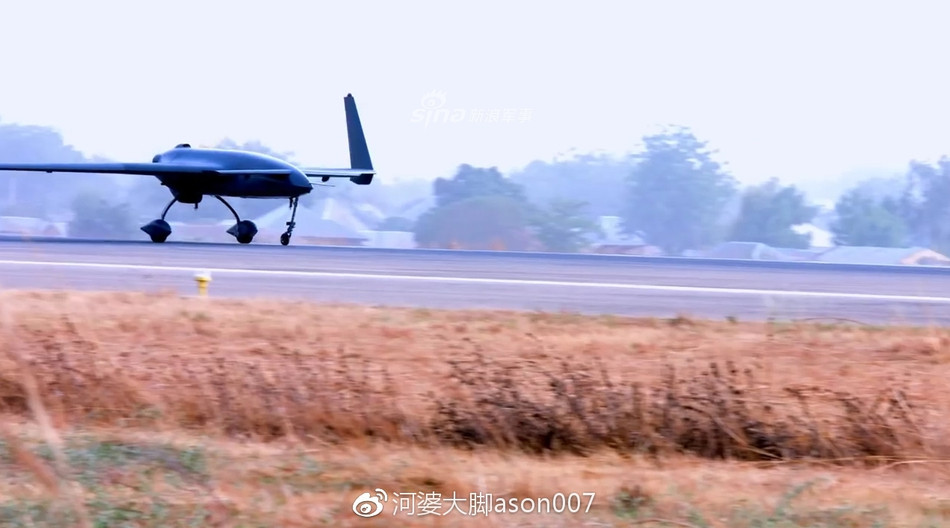 Cầu vồng 3A có khả năng hoạt động liên tục khoảng 12 tiếng và có tầm bay tối đa 960 mét. Loại máy bay này mang theo được tối đa 85 kg vũ khí bao gồm hai giá treo dưới cánh. Nguồn ảnh: Ason.