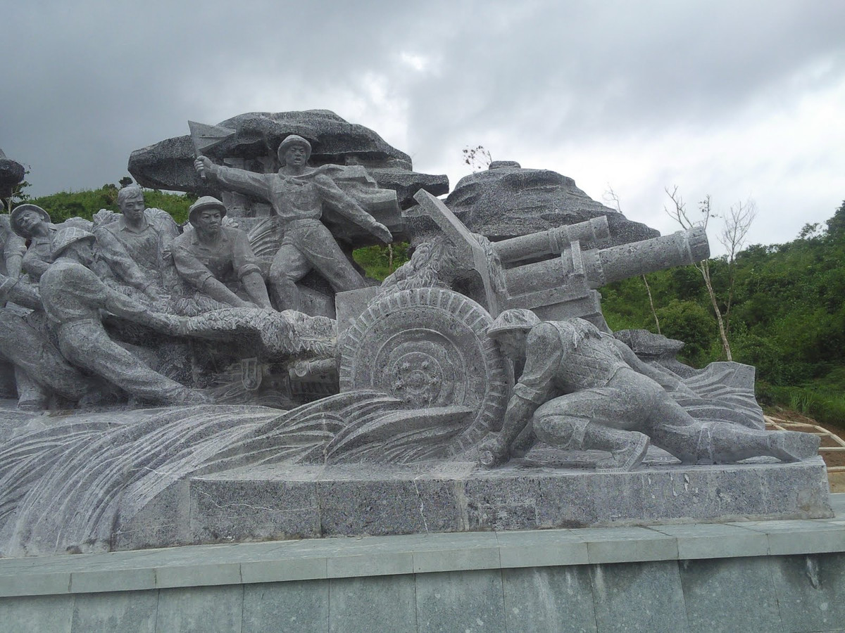 Tượng đài Hò kéo pháo ở Điện Biên Phủ với hình tượng hò kéo pháo bất diệt của quân và dân ta. Chính khẩu pháo này đã góp phần không nhỏ vào chiến thằng lừng lẫy mà quân và dân ta đạt được cách đây 64 năm. Nguồn ảnh: Dulich.