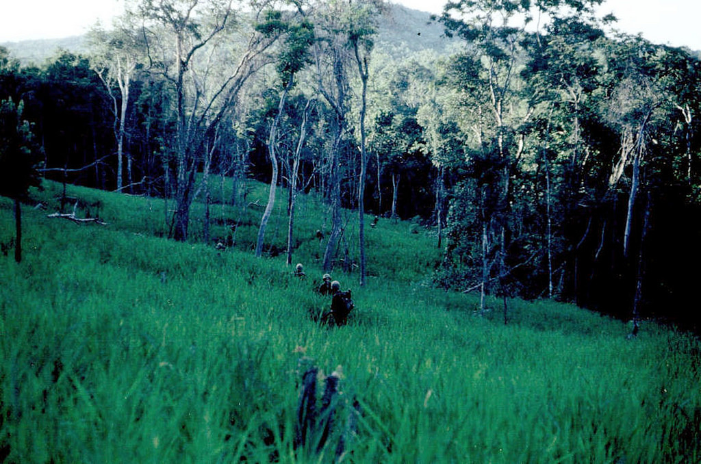 Một cuộc hành quân "tìm - diệt" của quân đội Mỹ trên Cao nguyên Trung phần. Các đơn vị dù nổi tiếng của Mỹ trong Chiến tranh thế giới thứ 2 cũng đã từng chiến đấu tại đây và... thất bại dưới ý chí "sắt đá" của Quân Giải phóng. Nguồn ảnh: Flickr.