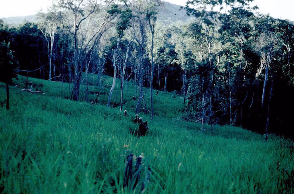 Một cuộc hành quân "tìm - diệt" của quân đội Mỹ trên Cao nguyên Trung phần. Các đơn vị dù nổi tiếng của Mỹ trong Chiến tranh thế giới thứ 2 cũng đã từng chiến đấu tại đây và... thất bại dưới ý chí "sắt đá" của Quân Giải phóng. Nguồn ảnh: Flickr.