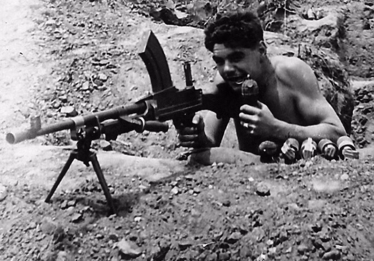 Và một loại hộp tiếp đạn 100 viên, chuyên dùng để sử dụng cho các khẩu Bren đặt trong công sự hay trên các ụ đề kháng không đòi hỏi độ cơ động cao. Nguồn ảnh: Aviation.