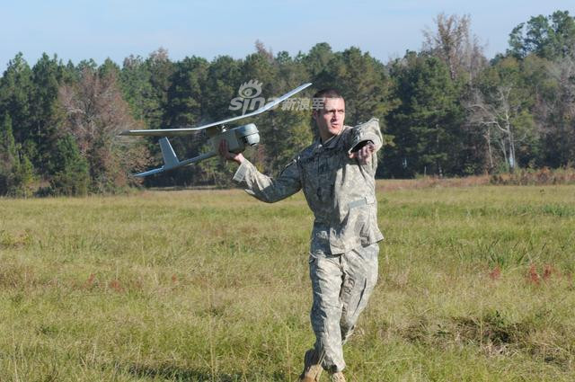 Tuy nhiên cách thức hoạt động vẫn khá đơn giản, chỉ việc khởi động động cơ của máy bay RQ-11 và ném nó lên trời như cách những đứa trẻ chơi máy bay giấy. Nguồn ảnh: Sina.