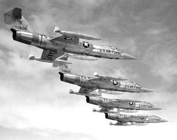 "Chiến binh ngôi sao" F-104 là mẫu máy bay tiêm kích đánh chặn siêu âm một động cơ, một chỗ ngồi do hãng Lockheed phát triển cho Không quân Mỹ những năm 1960. Sở hữu hàng loạt công nghệ mới nhất thời bấy giờ, F-104 Starfighter nhận được sự kỳ vọng lớn sẽ đem lại ưu thế cho Không quân Mỹ trên bầu trời khắp thế giới. Nguồn ảnh: Wiki.