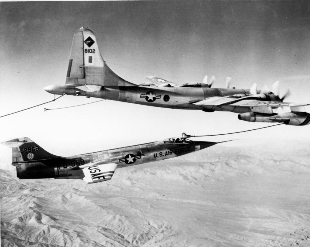 Nguyên nhân khiến F-104 mất an toàn có nhiều cách lý giải, tuy nhiên nhìn chung vấn đề nằm ở thiết kế ngay từ đầu của nó với thân thon dài, nhưng lắp cặp cánh tam giác "hơi nhỏ". Điều này ảnh hưởng tới độ ổn định khi bay, người ta khuyến cáo, phi công phải luôn duy trì tốc độ bay mọi nơi mọi lúc. Nguồn ảnh: History.