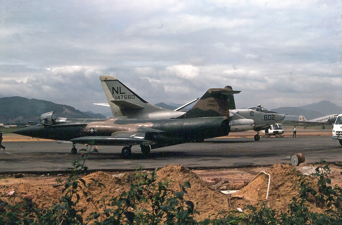 Chiếc F-104 cuối cùng mà Mỹ mất ở Chiến tranh Việt Nam vào ngày 14/5/1967 khi nó gặp sự cố động cơ lúc tham chiến trên bầu trời Campuchia, sau đó chiếc phi cơ này đã phải bay dạt sang tận Thái Lan để hạ cánh khẩn cấp. Ngay sau đó, toàn bộ các máy bay F-104 ở Việt Nam bị cấm bay vì yếu tốt kỹ thuật và cuối cùng là bị rút về nước để nhường chỗ cho F-4 Phantom. Nguồn ảnh: Flickr.
