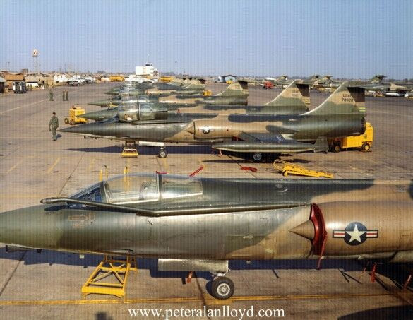 Thế nhưng chuỗi ngày hoạt động của nó lại đem lại nỗi ô nhục cho Không quân Mỹ, đặc biệt là trong cuộc chiến tranh Việt Nam. Được đưa tới Việt Nam ngay từ năm 1965, F-104 không đem lại ưu thế hoàn toàn cho Không quân Mỹ trước tiêm kích MiG-17 bị coi là "cổ lỗ sĩ" của không quân miền Bắc Việt Nam. Nguồn ảnh: Peteralan.