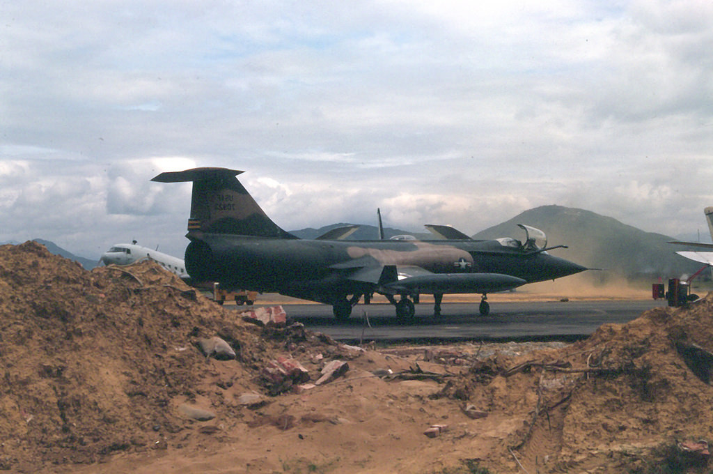 Thậm chí, trước khi kịp tham chiến với MiG, tiêm kích F-104 tự rơi. Chính Không quân Mỹ phải thừa nhận rằng, ít nhất 6 trên 14 chiếc F-104 mất ở Việt Nam là tự rơi. Nguồn ảnh: Flickr.